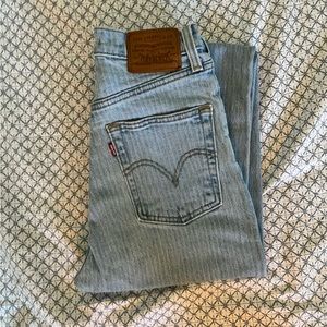 Levi’s Straight Leg Light Wash